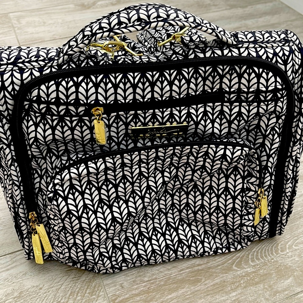 Used only 2x. Changing pad not included.